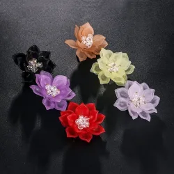 Bloem met kristallen - elegante brocheBroches