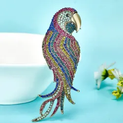 Modieuze broche met grote kristallen papegaaiBroches