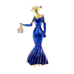 Modieuze broche - een vrouw in een blauwe jurk met een kristallen handtasBroches