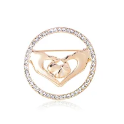 Elegante ronde broche - met kristallen - hartvormige handen ineenBroches