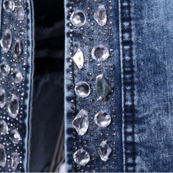 Modische kurze Jeansjacke - mit Pailletten / Kristallen - schmal geschnitten