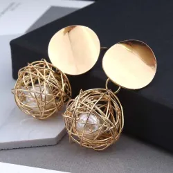 Gouden oorbellen - uitgeholde bol met een parelOorbellen