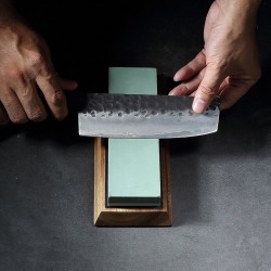 Japanischer doppelseitiger Wetzstein - Messerschärfer - Holzsockel