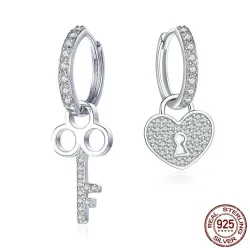 Asymmetrische zilveren oorbellen - hartje / sleutel - met kristallen - 925 sterling zilverOorbellen