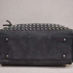 Vintage tas van nubuckleer met klinknagels / pom pom van bontTassen