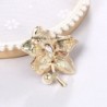 Blume mit Kristall / Perle - goldene Brosche