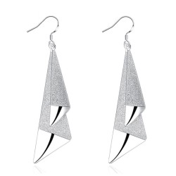 Lange geometrische Ohrringe aus mattiertem Silber