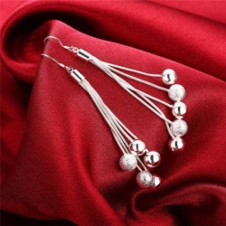 Lange silberne Ohrringe – Ketten mit Perlen