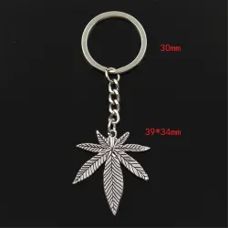 Metalen sleutelhanger met hanger van esdoornbladSleutelhangers