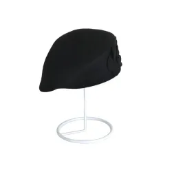 Modieuze wollen baret - met bloemPetten & Hoeden