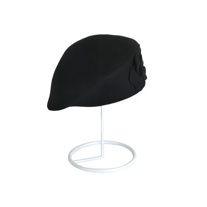 Modieuze wollen baret - met bloemPetten & Hoeden