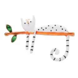 Luie kat liggend op boom - emaille brocheBroches