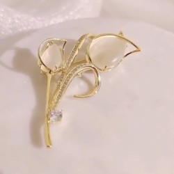 Weiße tulpenförmige Brosche – mit Kristallen