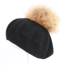 Elegant beret with fur pom-pomPetten & Hoeden