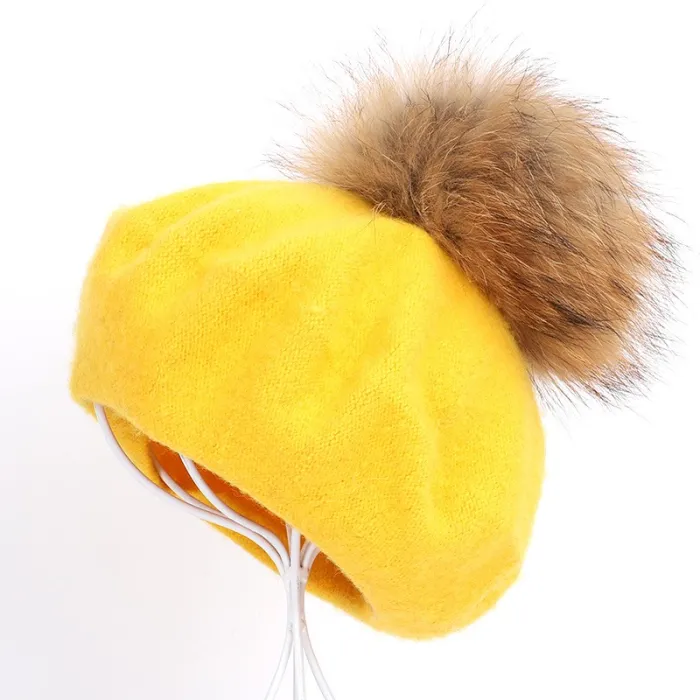 Elegant beret with fur pom-pomPetten & Hoeden