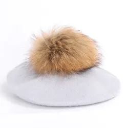 Elegant beret with fur pom-pomPetten & Hoeden